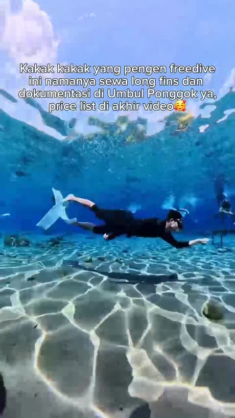 Freediver memakai long fins sewaan Findive di Umbul Ponggok